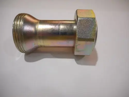 Metalladapter mit einem Ende, das eine Gewindeverbindung aufweist, und einem anderen Ende mit einer Mutter, gefertigt von Remeha.